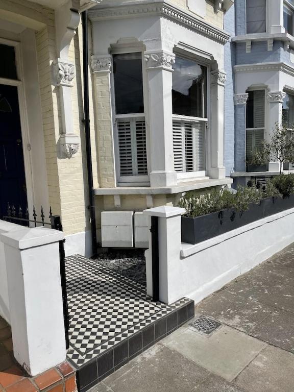 Апартаменти Beautiful Ground Floor Garden Flat Лондон Екстер'єр фото